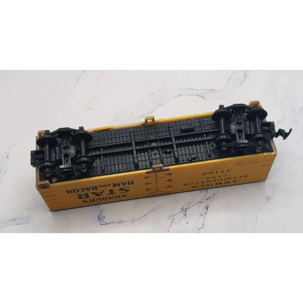 Life-Like HO Scale Armour’s STAR Ham and Bacon Refrigerator Line Box Car 37160